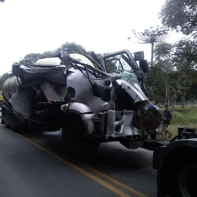 Caminhão estava carregado de leite quando tombou entre Campo Alegre e São Bento do Sul | Fotos Divullgação PMRV