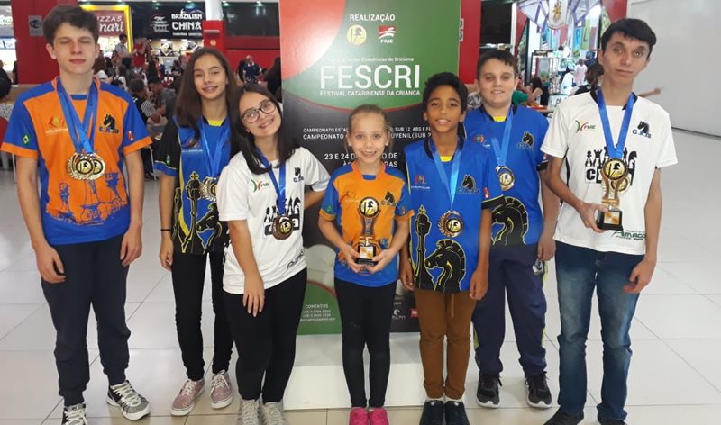 Nicole Nunes (C) e Gustavo de Oliveira (D) foram campeões estaduais em suas categorias | Foto Divulgação