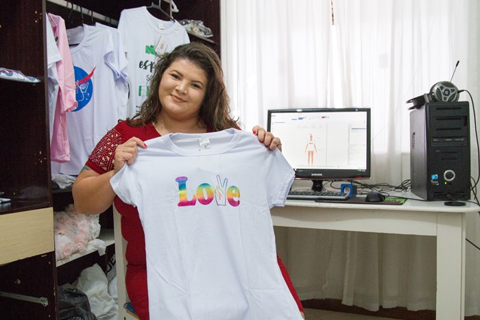 Julia cria, estoca e faz as vendas no escritório de sua casa | Foto OCP News / Eduardo Montecino
