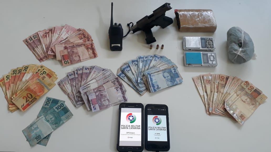 Policiais apreenderam R$ 2.672 em dinheiro, uma pistola calibre 380 e 573 gramas de maconha | Foto Divulgação




