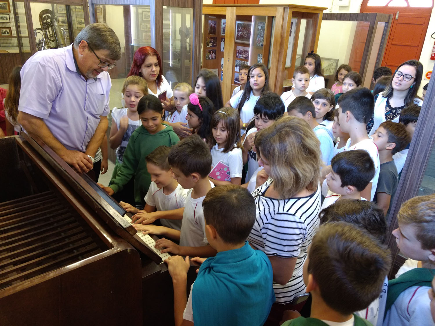 Crianças ficaram encantadas em poder tocar uma harmônica | Fotos Divulgação