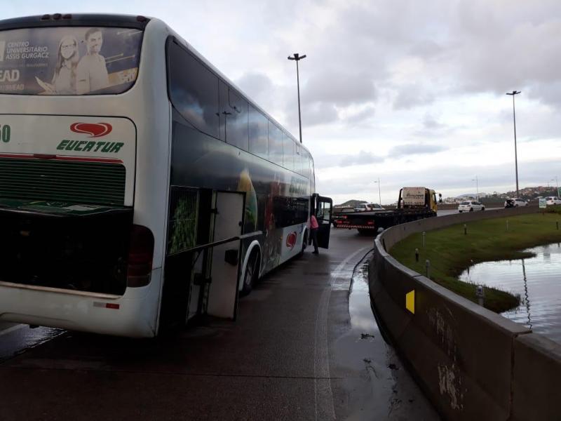 ônibus teve problemas mecânico por volta das 4h30min na alça de acesso ao centro de Florianópolis | Foto GMF/Divulgação