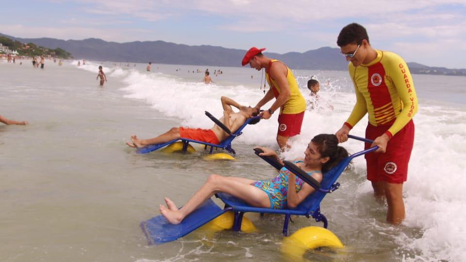Com o programa Floripa dáx um banho, cadeirantes puderam aproveitar as nove praias acessíveis da Capital | Foto PMF/Divulgação