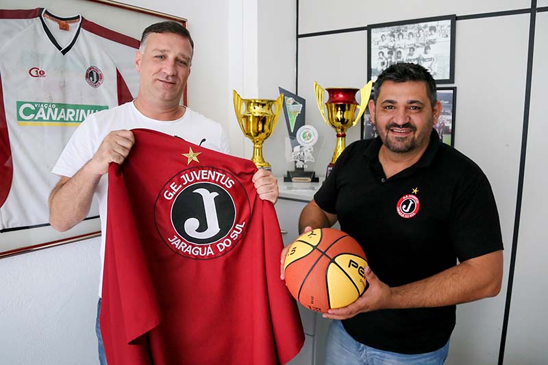 Técnico do basquete feminino, Julio Patrício (E), e presidente do Juventus, Cristiano Humenhuk (D), firmaram acordo nesta semana | Foto Eduardo Montecino/OCP News