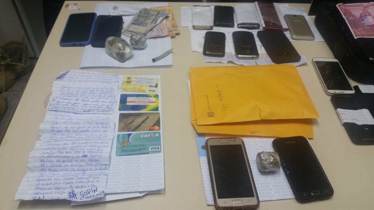 Além da droga, foram apreendidos 26 aparelhos celulares, um notebook, cartas e bilhetes com troca de mensagens entre os integrantes das facções criminosas | Foto Divulgação