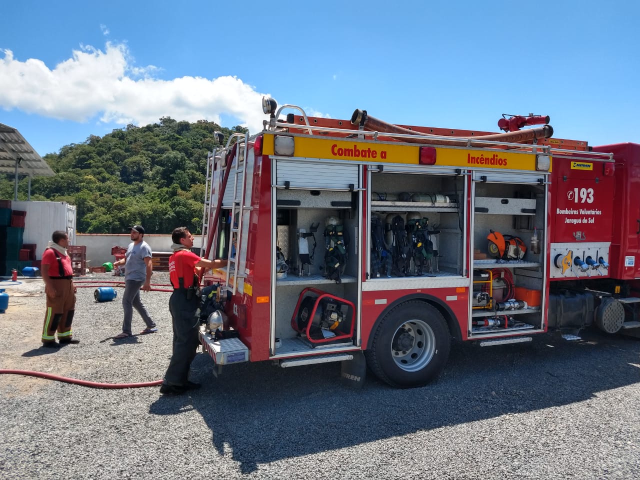 Foram necessários duas equipes dos bombeiros para apagar o fogo | Fotos Fábio Junkes/OCP News