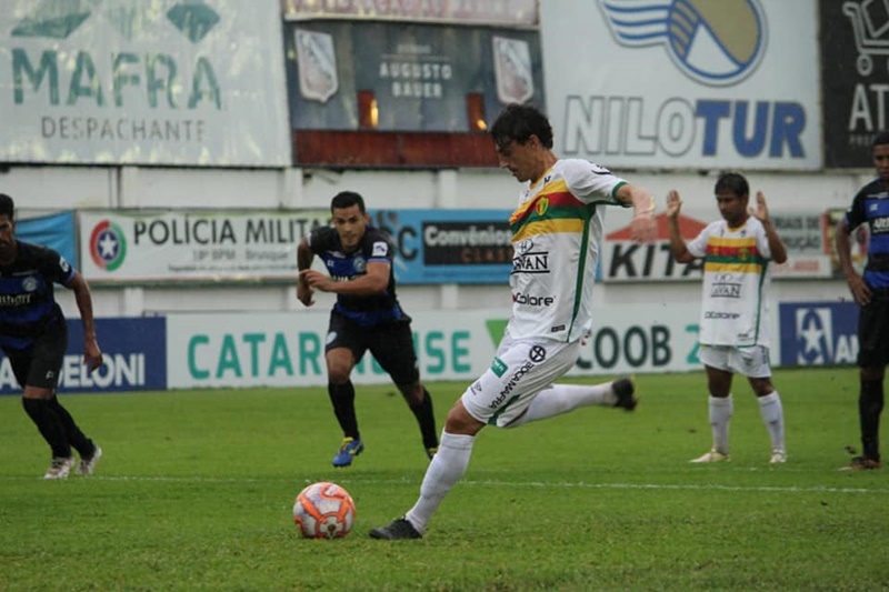 No primeiro turno, o Brusque venceu o Tubarão em casa por 1 a 0, com gol de pênalti do meia Clebinho (foto) | Foto Divulgação/Brusque Futebol Clube