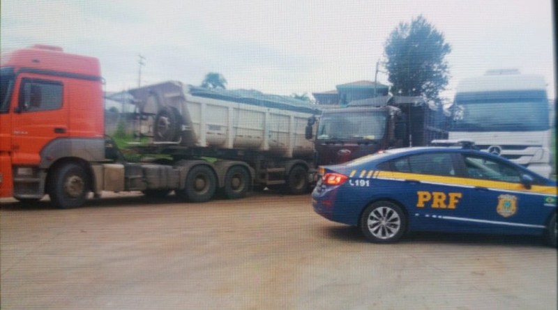 Foram necessários outros três caminhões para transportar o peso excedente | Foto PRF/Divulgação