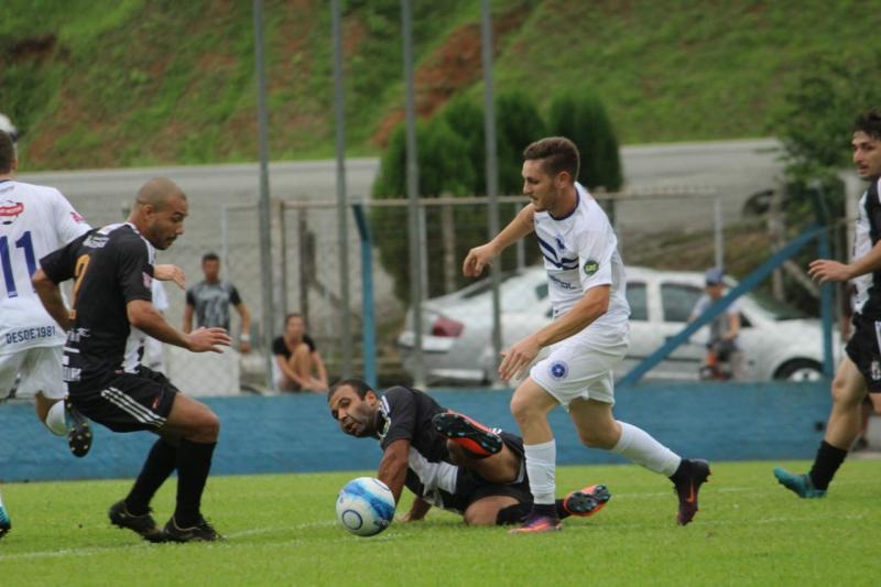 O Atlético Itoupava (branco) venceu o Madureira (preto) por 3 a 0, no Estádio Guilherme Jensen | Foto Divulgação/Liga Blumenauense de Futebol