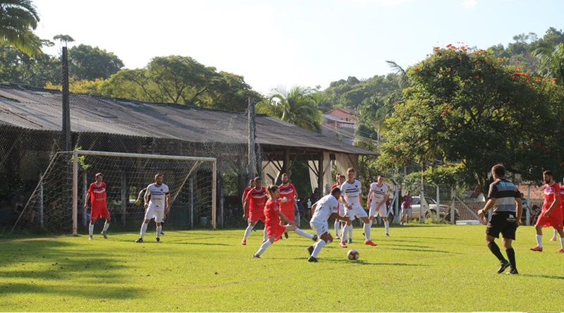 Pelo Municipal de Blumenau, o Atlético Itoupava (branco) goleou o Bandeirantes (vermelho) por 6 a 0 | Foto Divulgação/Atlético Itoupava