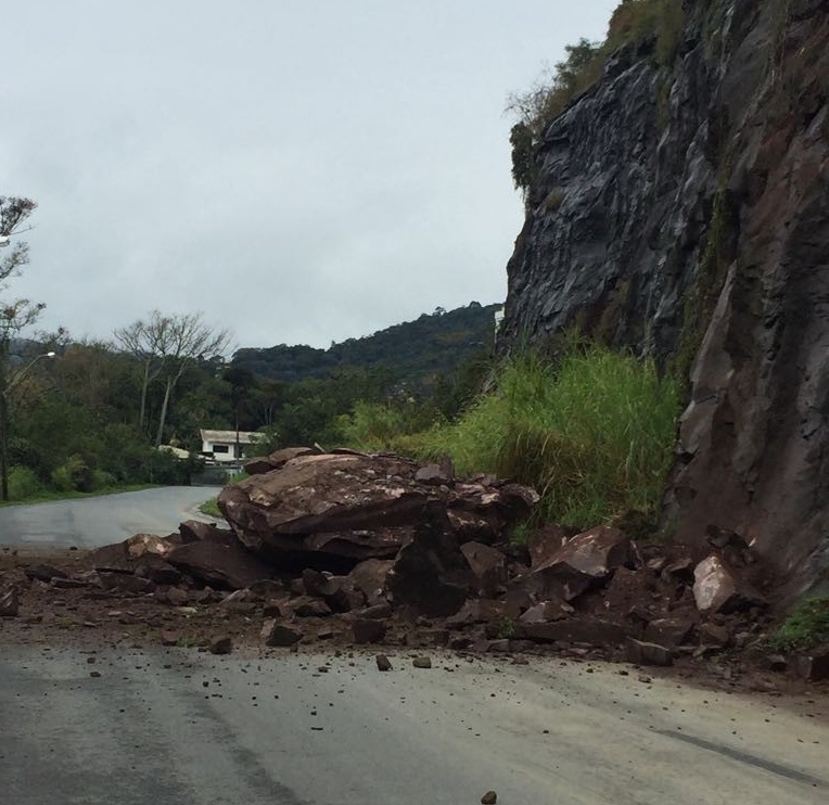 No dia 22 de agosto do ano passado, houve a queda de um bloco de pedras na via | Foto Divulgação/Prefeitura de Blumenau