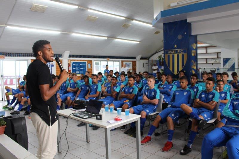 Capitão Betão falou com os atletas da base sobre a carreira de jogador de futebol | Foto Alceu Atherino/Avaí FC
