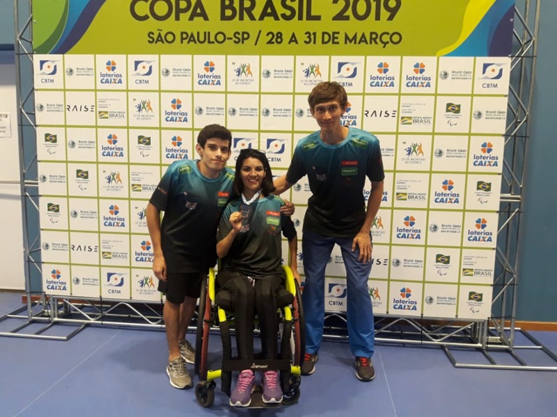 Os atletas Alex Sandro Pereira (esquerda) e Andreia Porfirio (centro) tiveram boas atuações | Foto Divulgação/Prefeitura de Blumenau