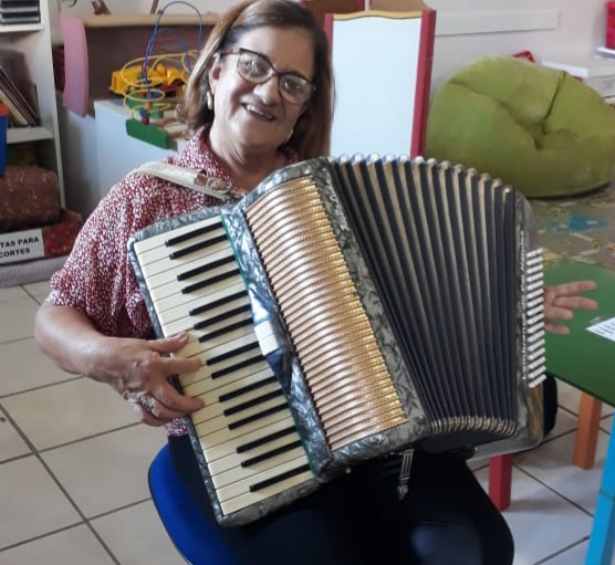 Professora Sueli Terezinha de Abreu toca o projeto “Ciranda musical sanfonada” | Foto PMF/Divulgação