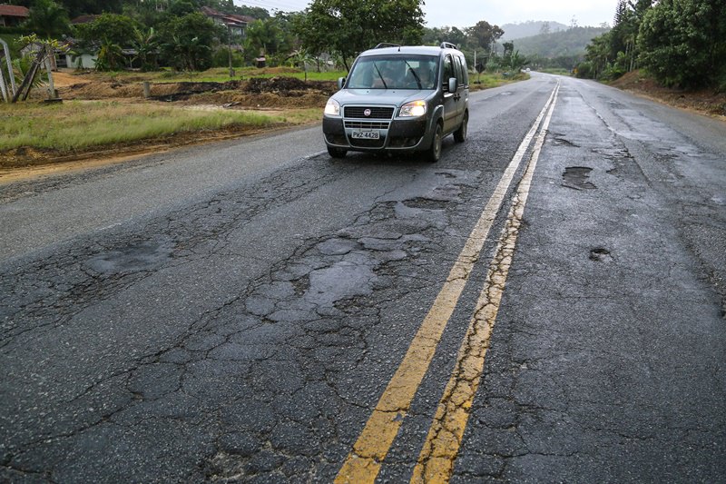 SC-108, na região de Massaranduba, é um dos trechos apontados por moradores e motoristas como problemáticos devido à falta de manutenção | Foto Eduardo Montecino/OCP News