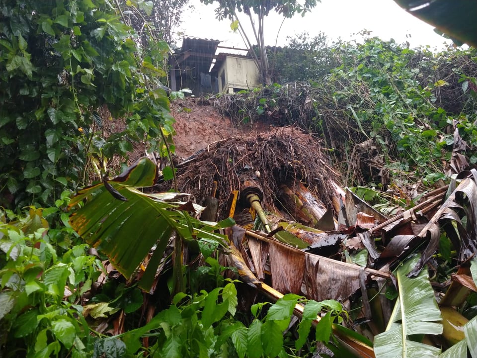 Deslizamento nos fundos da escola Guilherme Hanemann, na Barra do Rio Cerro | Foto Fábio Junkes/OCP News