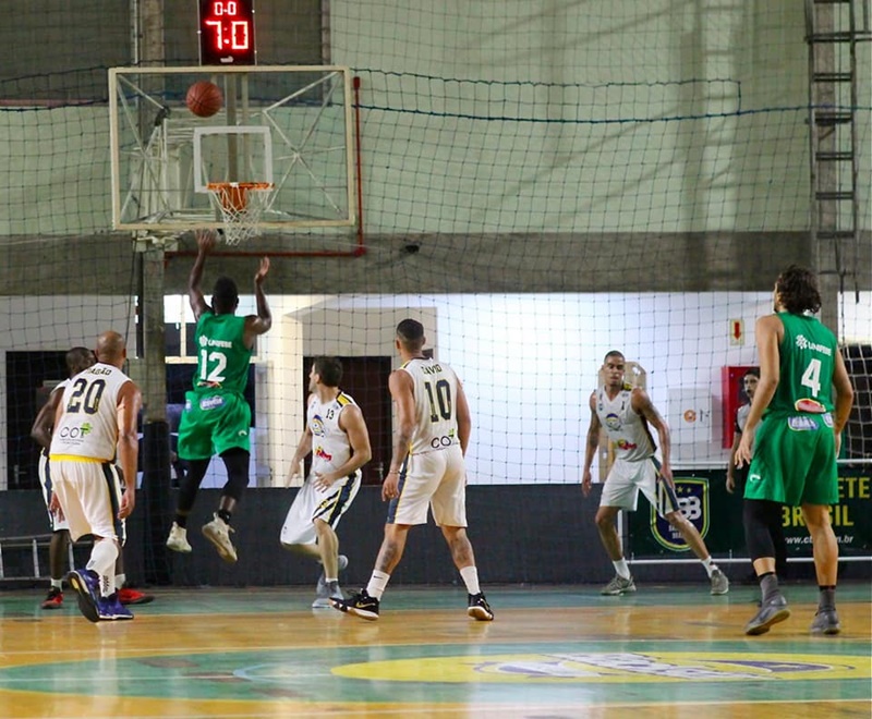 O Brusque (verde) voltou ao G-4 do Brasileiro de basquete após vencer o Blackstar Joinville | Foto Jackson Nessler