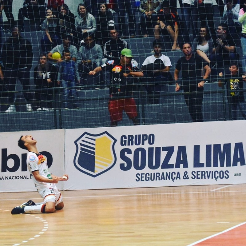 Libânio comemora o segundo gol do Blumenau Futsal | Foto Sidnei Batista/Blumenau Futsal