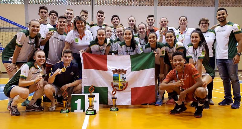 Taça foi entregue após os títulos conquistados pelo voleibol masculino e feminino | Foto Divulgação/Secel