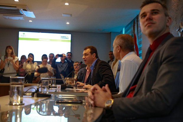 Governador Carlos Moisés quer redução do repasse de recursos ao poderes | Foto Julio Cavalheiro/Secom