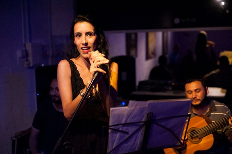 Carolina Brum apresenta repertório com algumas canções clássicas da bossa brasileira em versões francesas | Foto Divulgação