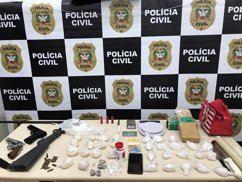 Homens foram presos pelos crimes de tráfico de drogas, posse ilegal de arma de fogo de uso permitido, associação para o tráfico e corrupção de menores | Foto PC/Divulgação