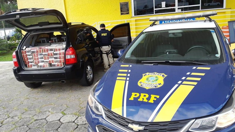 Policiais localizaram  769 pacotes do cigarro no porta-malas do veículo | Foto Divulgação/PRF