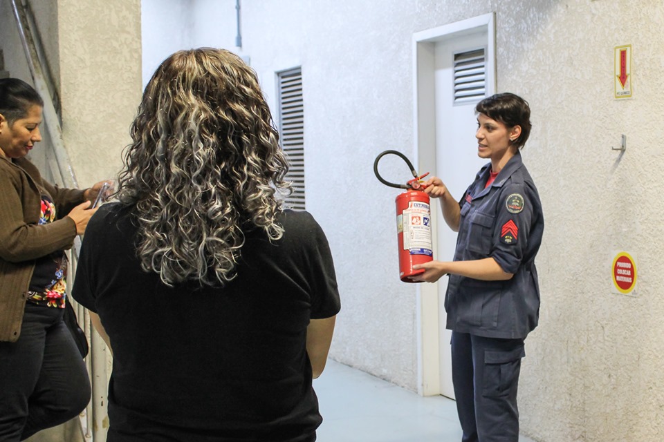Danieli explica para alunos do curso a importância do posicionamento dos extintores na Arena | Foto: Fábio Junkes/OCP News
