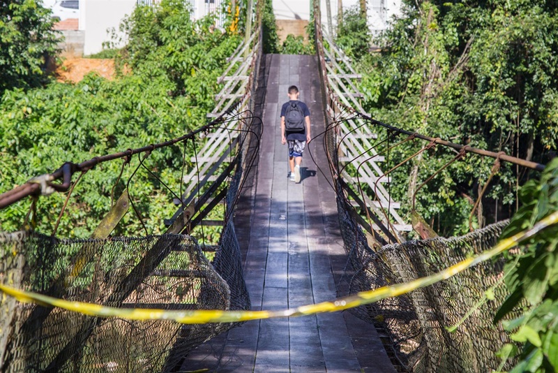 Equipe de reportagem tentou impedir que crianças atravessassem a ponte | Foto Eduardo Montecino/OCP News