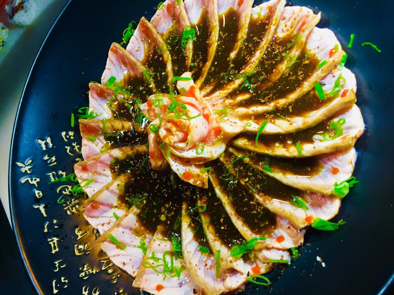 Carpaccio de salmão ao molho de ostras servido pelo Kiseki Oriental Food