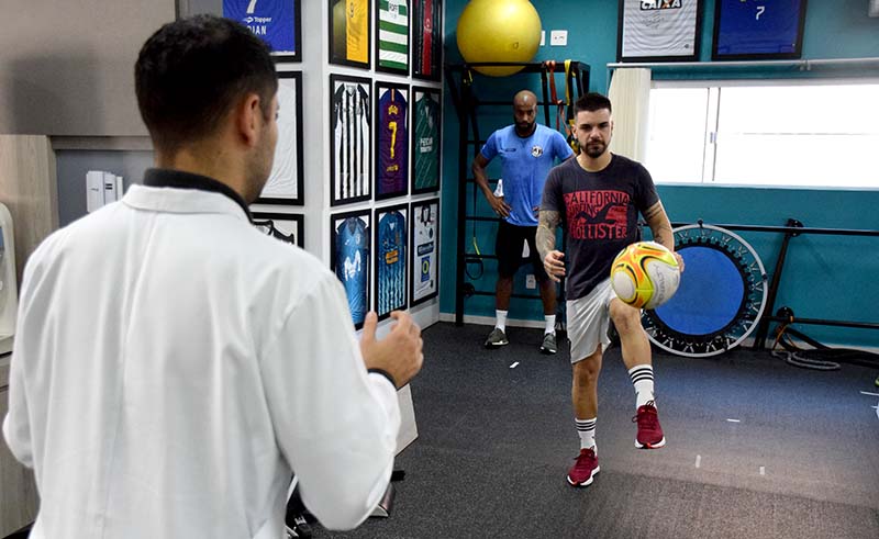 Antes de embarcar para Europa, Daniel fez trabalhos diários com o fisioterapeuta do Jaraguá Futsal, Wilson Gomes Junior | Foto Lucas Pavin/Avante! Esportes