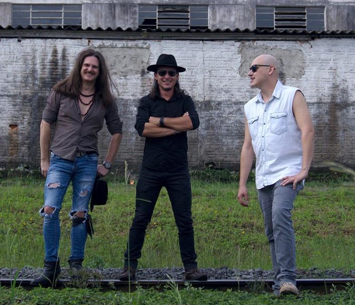 Os três integrantes da banda Camaleão Robô parados no trilho de trem em Jaraguá do Sul!