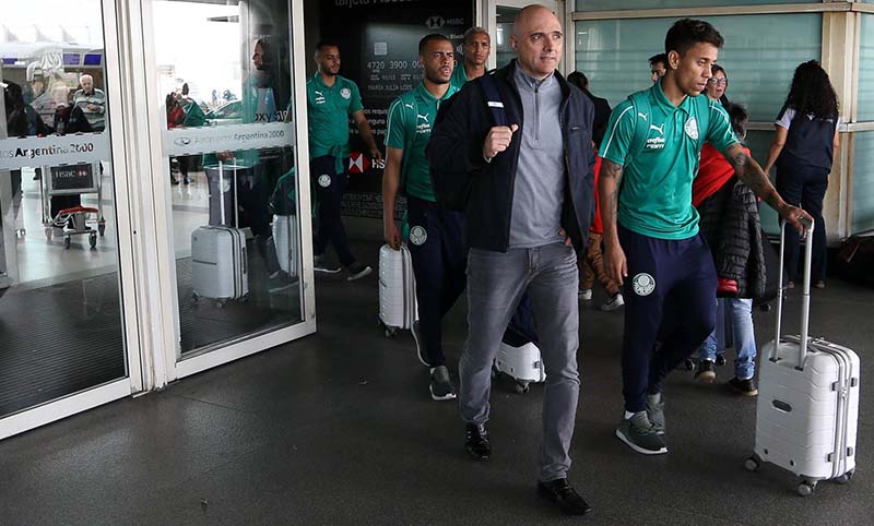 Jogadores e presidente do Palmeiras, Maurício Galiotte (E), no desembarque em Buenos Aires | Foto Divulgação/Palmeiras