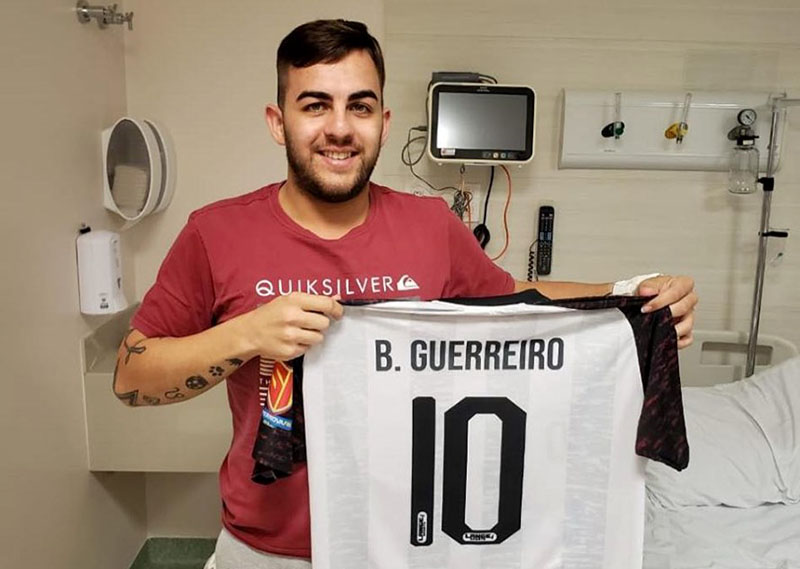 Torcedor do Juventus, Bruno recebeu uma camisa do clube no hospital | Foto Divulgação