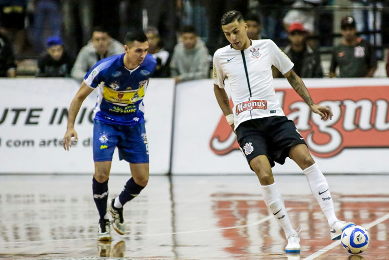 Douglas (D) estava no Corinthians desde 2018 | Foto Divulgação/Corinthians Futsal