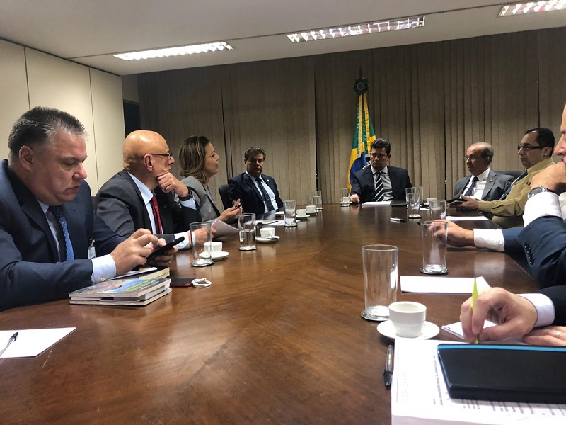 Sérgio Moro (C) se reuniu com senadores e representantes das vítimas | Foto Divulgação