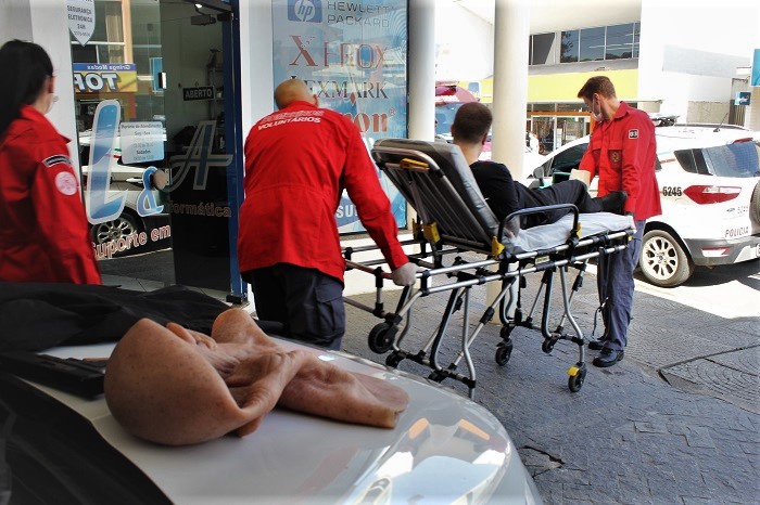 Após quebrar a perna, assaltante foi socorrido pelos bombeiros voluntários | Foto: Cláudio Costa/OCP News