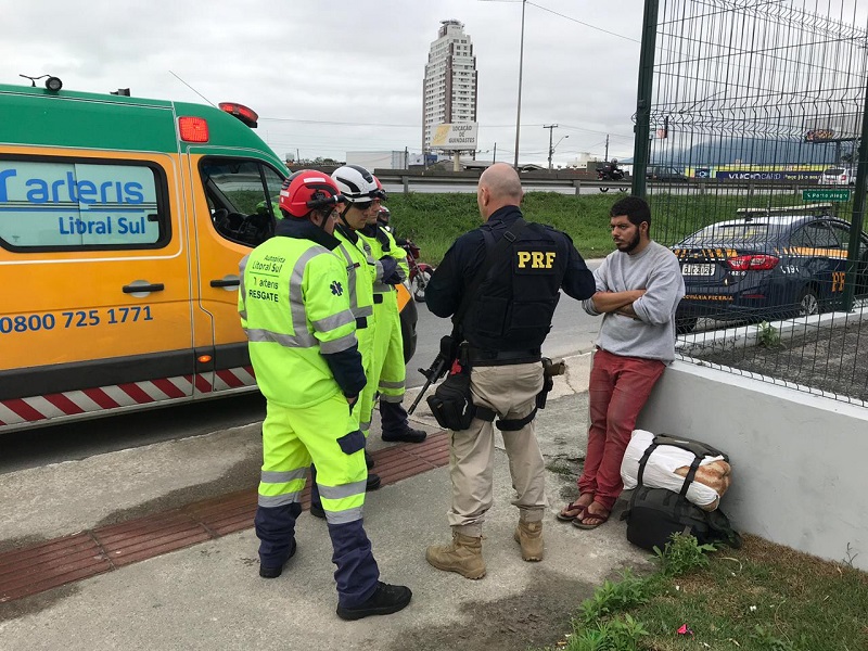 Agentes da PRF identificaram andarilho desaparecido, contactaram família e conseguiram internação | Foto PRF/Divulgação