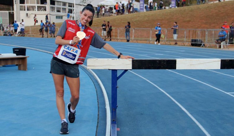 Simone Ferraz levou duas medalhas, entre elas, a prata nos 3.000m com obstáculos | Foto Divulgação