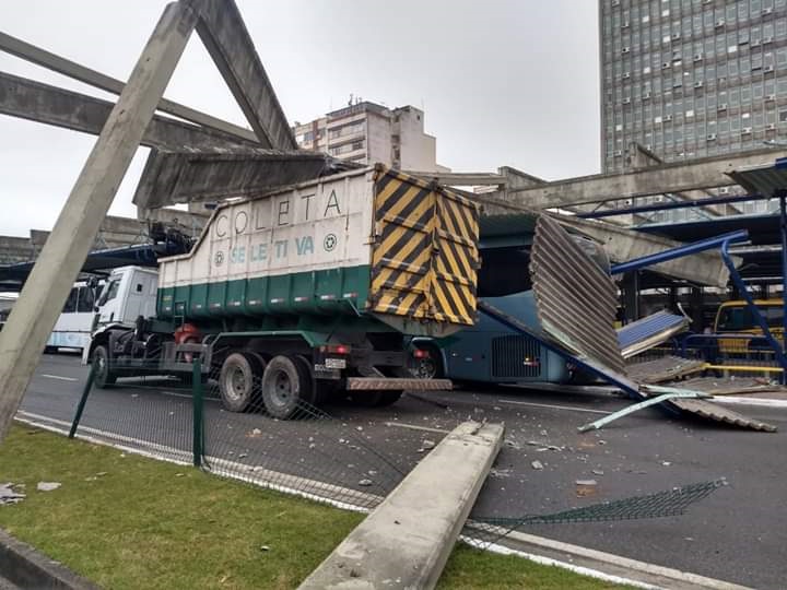 Caminhão da Comcap destruiu barras da estrutura do Terminal Cidade de Florianópolis | Foto Divulgação