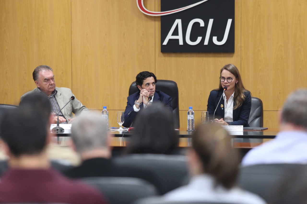Presidente da Águas de Joinville,  Luana Pretto, apresenta dados da companhia em reunião na ACJI | Foto: Cleber Gomes