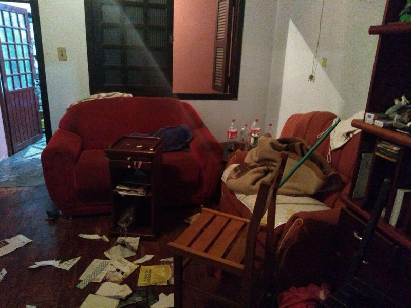 Homem quebrou objetos na casa e ameaçou os pais