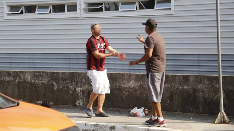Torcedor pedindo socorro após estouro da bomba | Foto Felipe Rosa/Tribuna do Paraná
