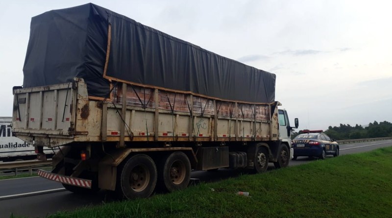 PRF flagra quase 12 toneladas de excesso de peso em um único caminhão na BR-101, em Criciúma