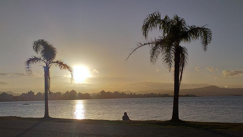 Terça-feira (10) em Florianópolis é um convite para curtir o pôr do sol à beira mar | Foto Ewaldo Willerding/OCPNews
