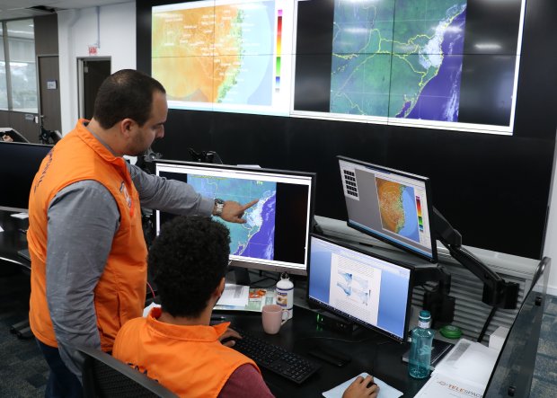 Equipe da DC monitora informações geradas pelos radares já instalados | Flávio Vieira Júnior/Defesa Civil

