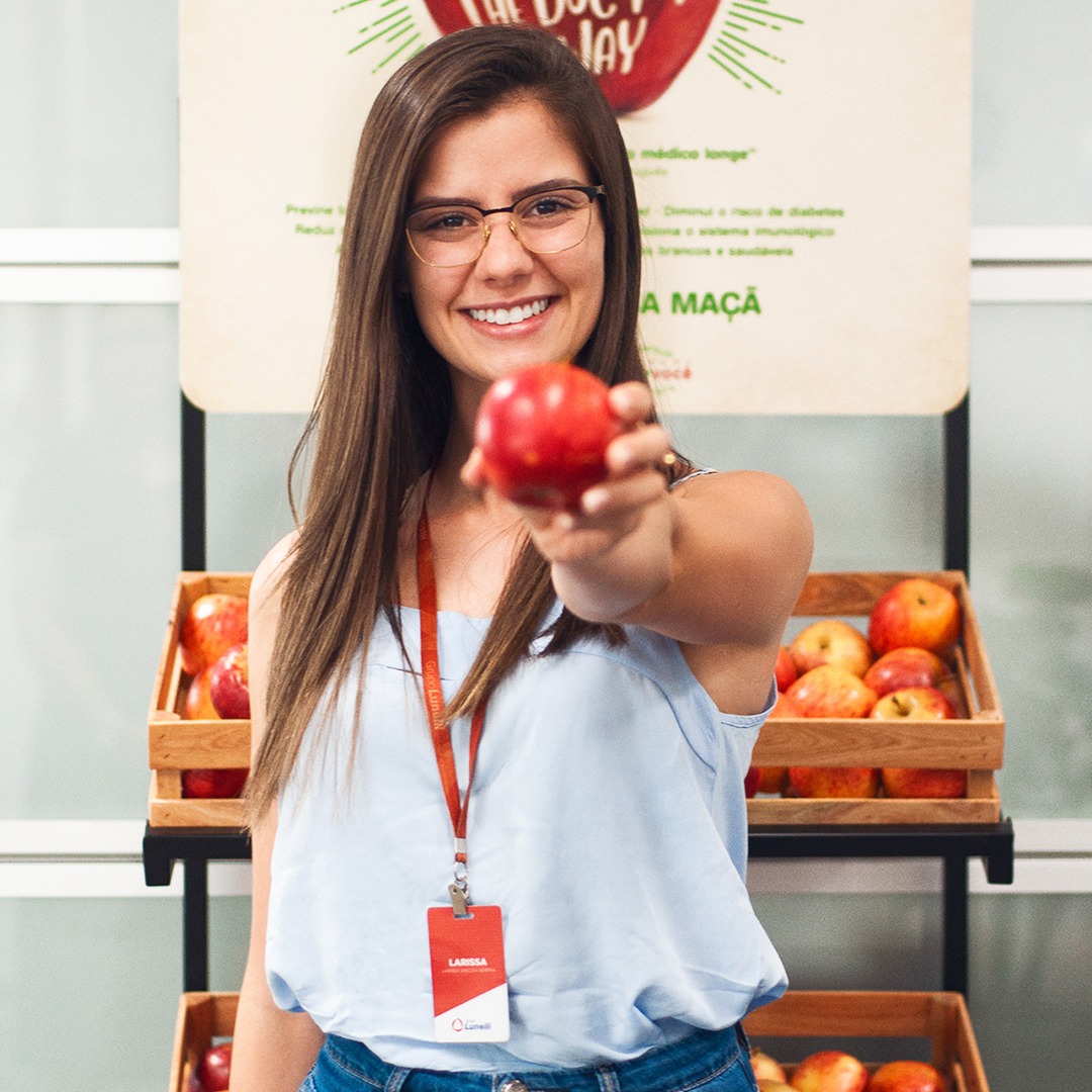 Grupo Lunelli oferece maçãs aos funcionários em ação em prol da alimentação saudável