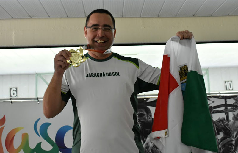 Com ouro no Carabina Deitado, Samuel Lopes chegou ao seu 14º título individual na história do Jasc | Foto Paulo Sauer/Secel