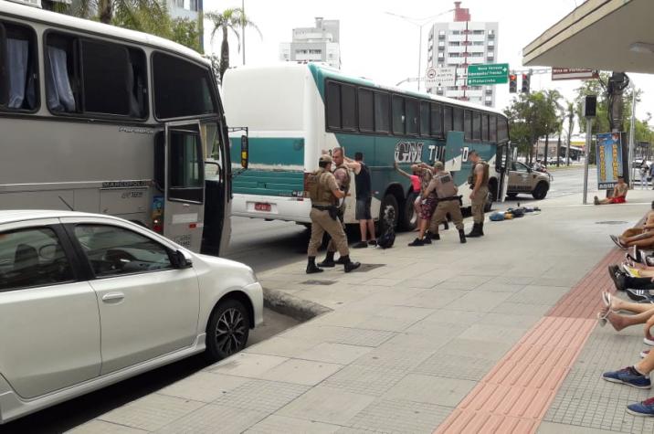 A caminho de festa rave, Polícia Militar aborda ônibus com drogas e prende oito envolvidos