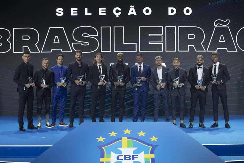 Jaraguaense (quinto da esquerda para direita) e os demais jogadores da seleção do campeonato | Foto Lucas Figueiredo/CBF